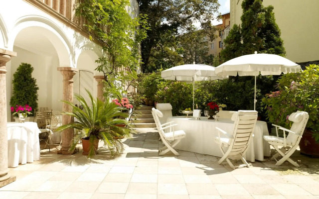 Opera Hotel