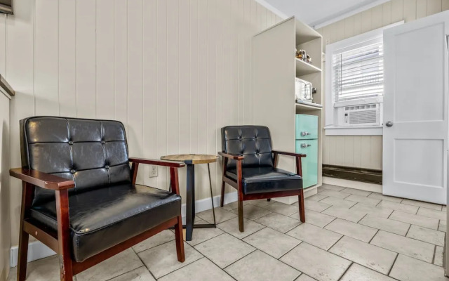 Dolphin Oceanfront Motel