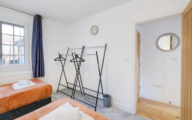 Eastons 2 Bedroom Apt. with Sofa Bed