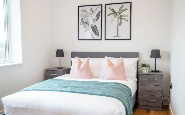 Cosy 2-bed Flat in Slough with Free WiFi