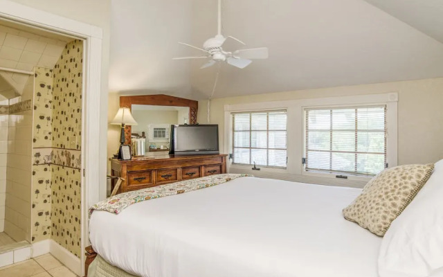 Peninsula Bed & Cocktails