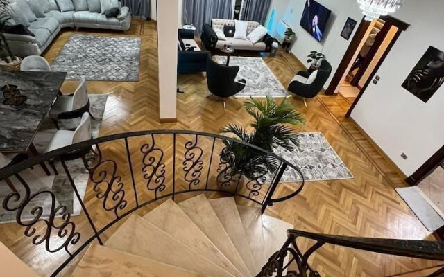Villa With Garden In Beverly Hills