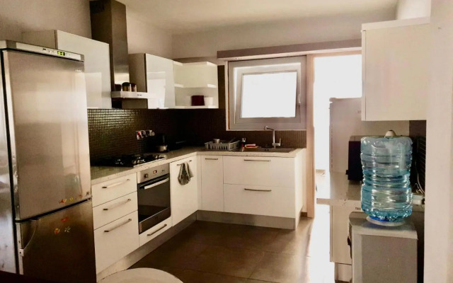 Renovated 2-bedroom flat with free parking, center