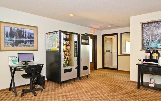 Super 8 by Wyndham Hayward WI