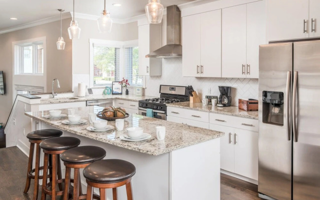 4BR/3BA Music Row House A by RedAwning