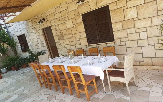 Apartment Zora - with large garden terrace: A Donji-Polanda Supetar, Island Brac