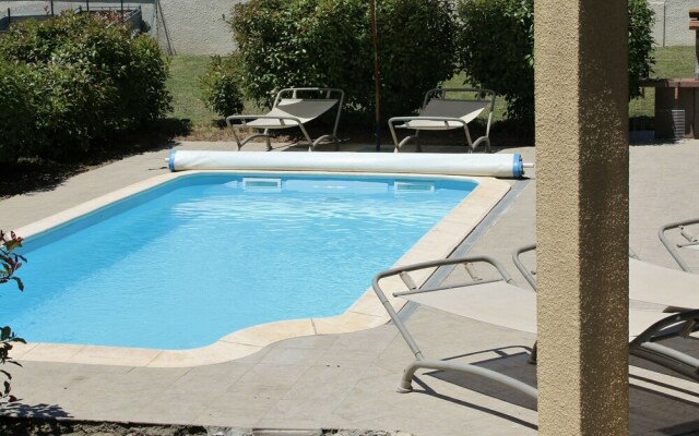 Spacious Villa Near Villemoustaussou With Pool