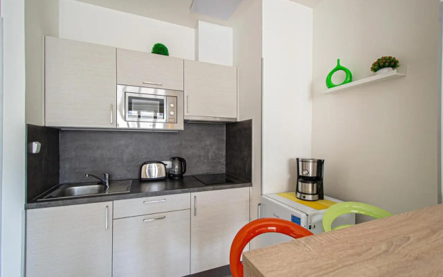 Executive Bright Apt. by Ruterra