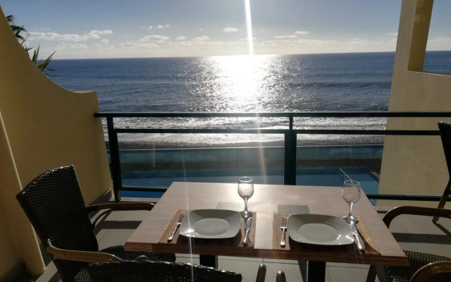 By the Beach & Pool Apartment