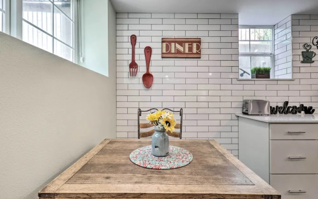 1 Mi to Riverwalk: Downtown Reno Studio w/ Patio!