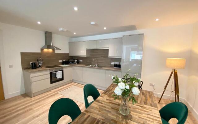 High Street, Stylish City Centre Apartment, 3 Bed