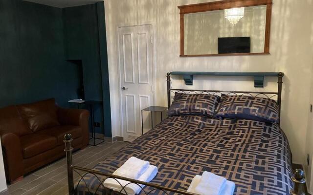 Gated Stunning Period Studio in Vibrant Bristol