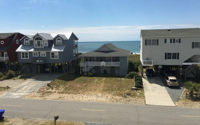 Best Day Ever 4 Bedroom Home by RedAwning