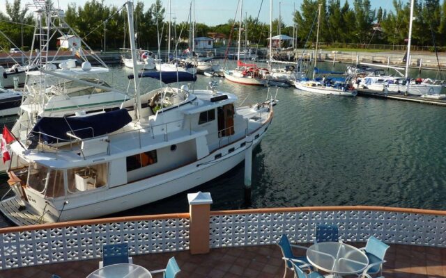 Running Mon Sunrise Resort & Marina