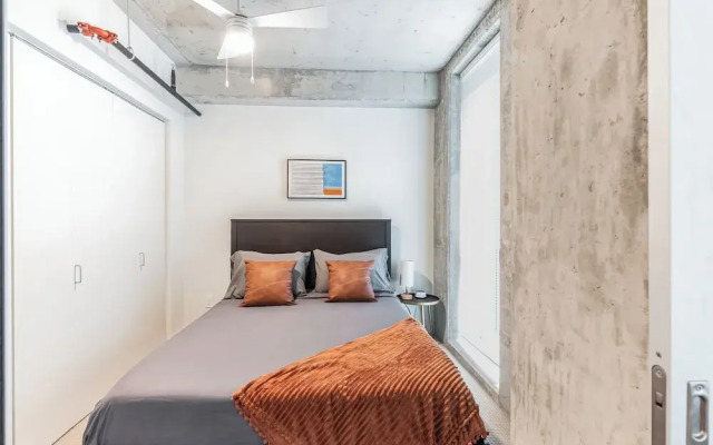Sleek DT Cleveland Apt at City Club