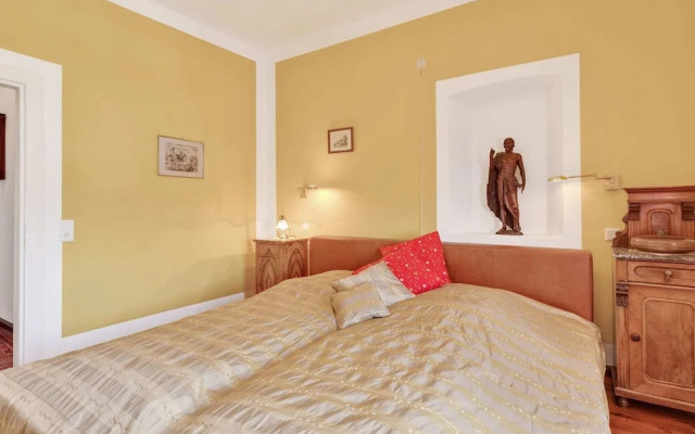 Lavish Castle in Riedenburg with Garden near Lake