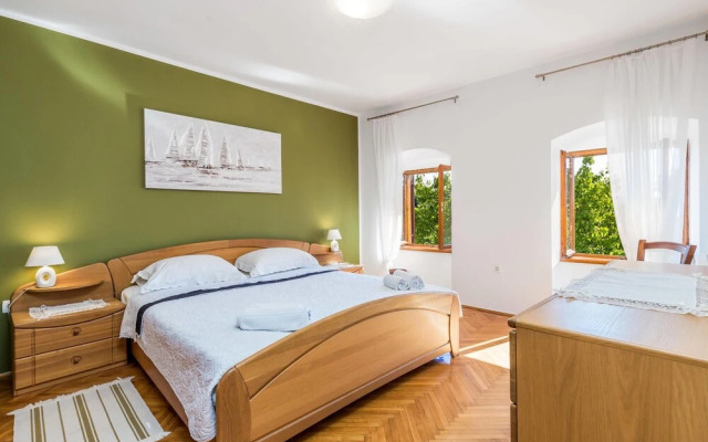 Stunning Home in Ika With 4 Bedrooms and Wifi