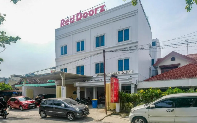 RedDoorz near Hermes Place Polonia Medan