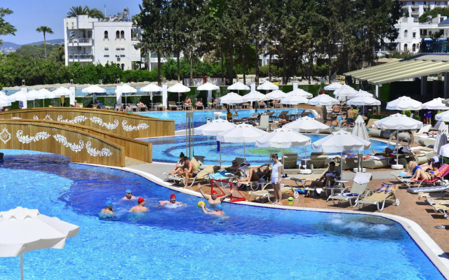 Azura Deluxe Resort & Spa