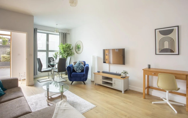 Queens Lodge 1-bed Apartment in Redhill