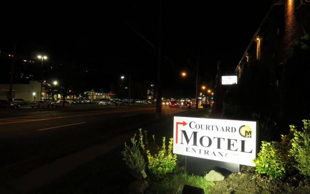 Central Motel Courtyard