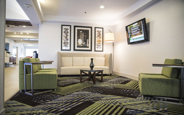 Holiday Inn Express & Suites Alexandria, an IHG Hotel