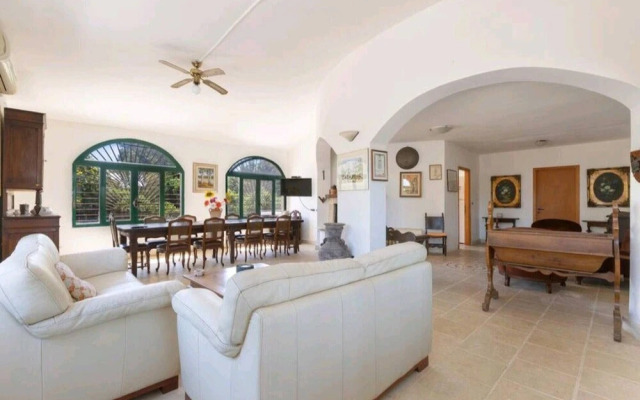 Villa With Garden and Relaxing Atmosphere