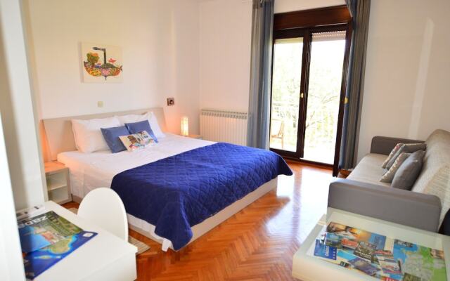 Elza Apartments