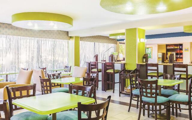 La Quinta Inn & Suites by Wyndham Oakland Airport Coliseum