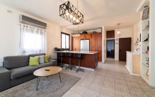 Urban Apartment With Jacuzzi Near Sarona