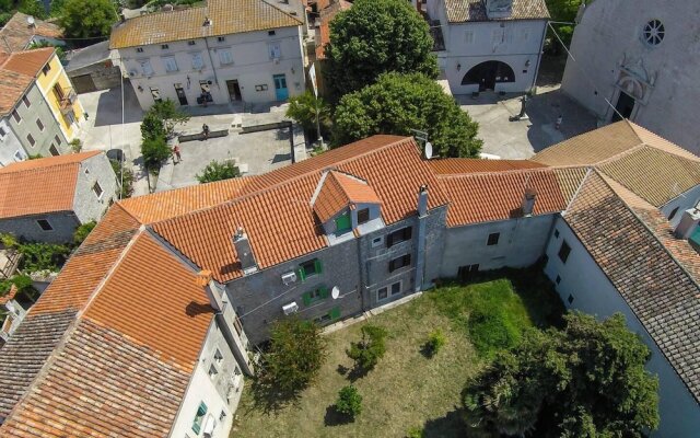 Lovely 15th Century Apartment in Osor