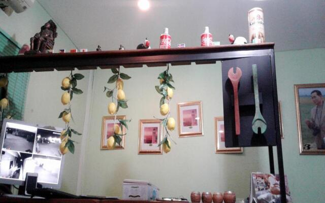 Lemon Tree Boutique Sriracha