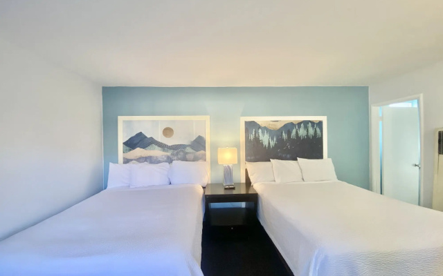Bluebird Day Inn & Suites