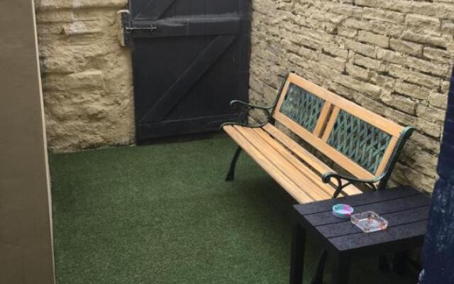 Dane Guest House Free Parking Fast WiFi Modern Living