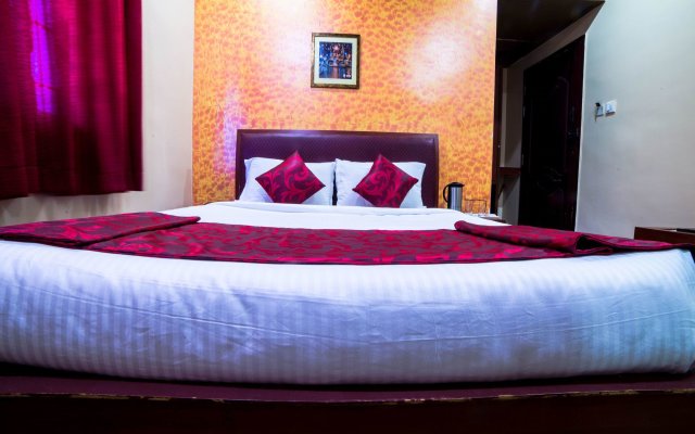 OYO 11585 Hotel Shreenithi