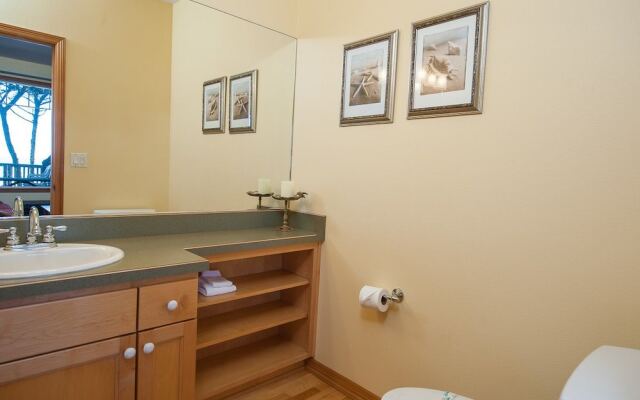 Sheltering Pines 4 Br cottage by RedAwning