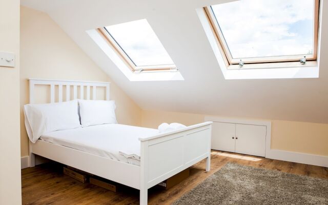 Stunning 4 Bed East London Apartment Sleeps 10