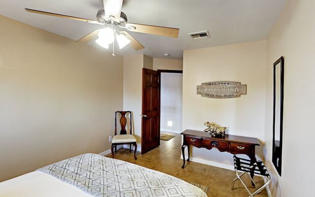 Inviting Central Scottsdale Stunner - 5 Br Home