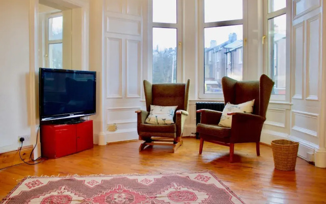 Spacious 2 Bedroom Apartment Near Holyrood Park