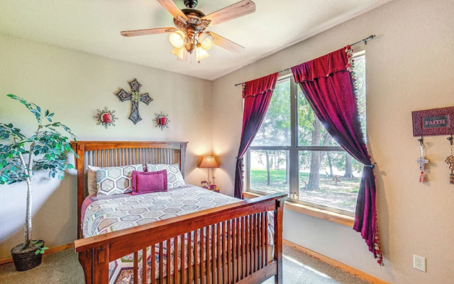 Views & Private Dock: Lakefront Eustace House!