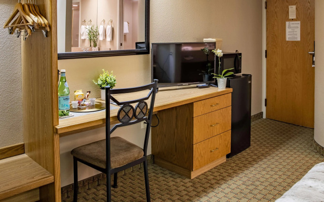 Magnuson Hotel Lincoln Airport
