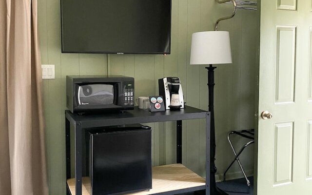 The River Hills Motel - Algoma, WI - Near Door County