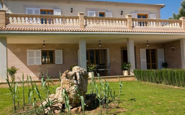 Quaint Villa with Jacuzzi in Sa Pobla