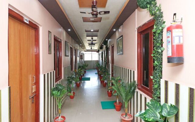 OYO 13234 Hotel Mahak