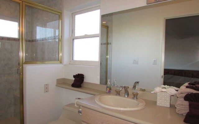 032 - Lakefront Village Escape