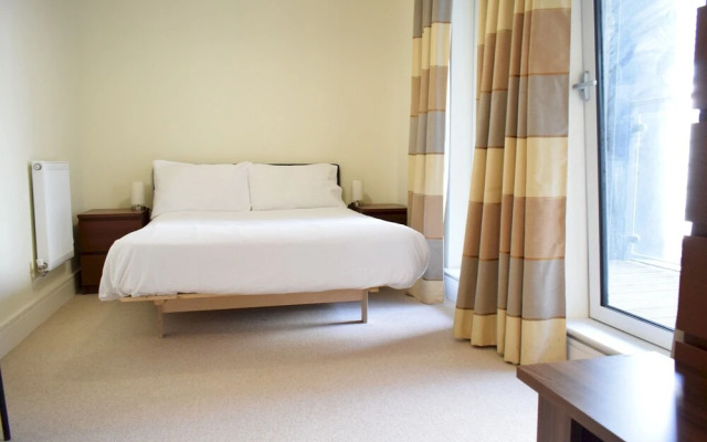 1 Bedroom Apartment in Canary Wharf With Balcony