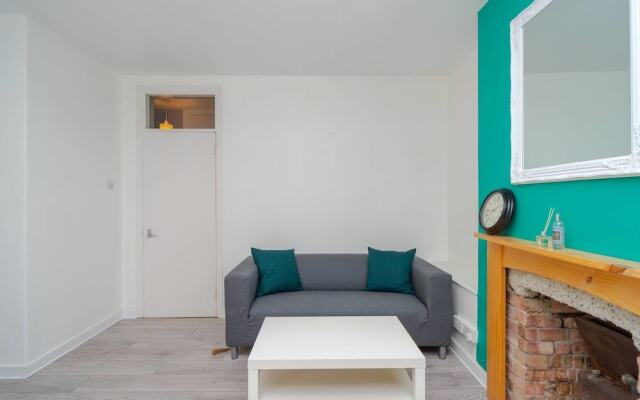 Bright 1 Bedroom Home W/balcony
