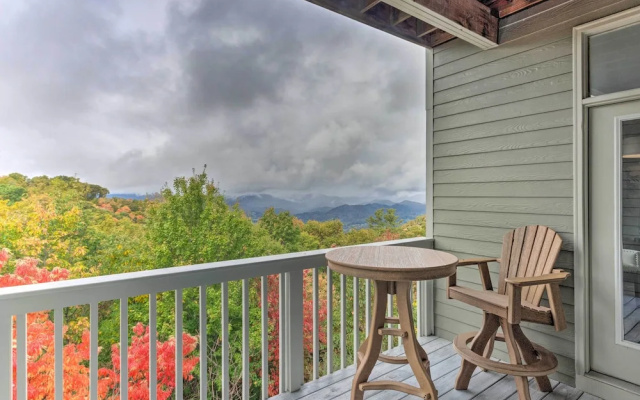 Modern Mountain-view Smokies Retreat w/ Balcony - фото 4
