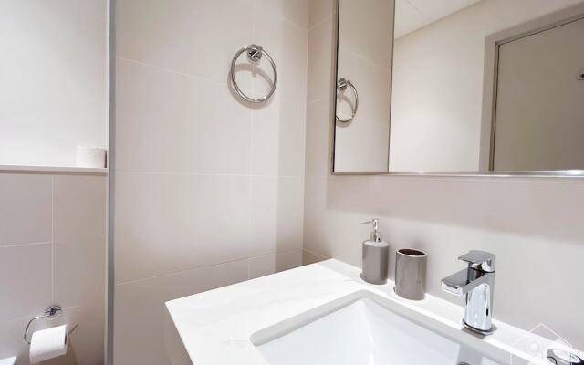 Luxurious Beach front Apt with balcony Dubai Marina