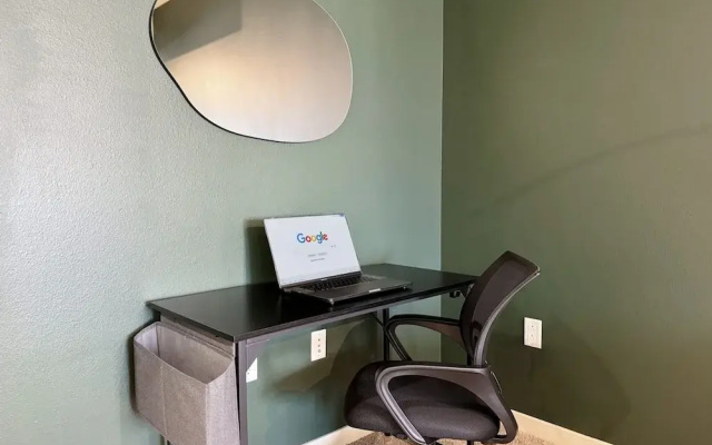 Stylish Retreat W Pool GYM Parking 10min to Cedars